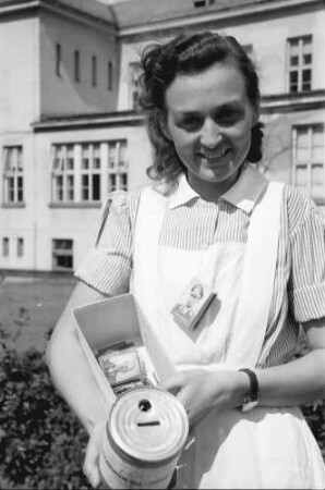 Bukarest: Schwester Margarete Klein [mit Sammelbüchse]
