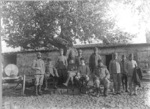 Türkei. Gruppenbild Uniformierter mit dem Veterinärmajor Hans Richter, vor einem Baum sitzend
