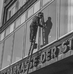 Fensterputzer bei der Arbeit, 1967. SW-Foto © Kurt Schwarz.