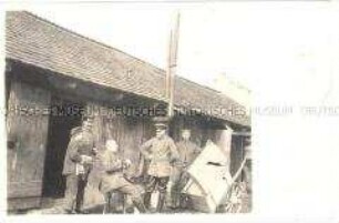 Soldaten vor einer Baracke