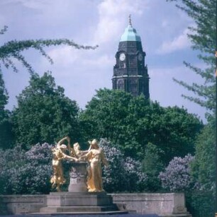 Mozartdenkmal mit Wasserbecken (Mozartbrunnen). Bronze, Muschelkalkstein (Rekonstr. 1991; E. Wolf, O. Penseler nach Orig. 1907; H. Hosaeus/Nachguß Kunstgießerei Lauchhammer). Dresden, Bürgerwiese