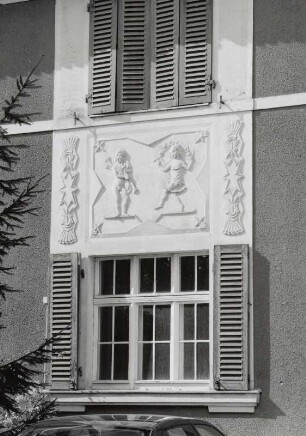 Ottendorf-Okrilla, Radeburger Straße 9. Wohnhaus (um 1925). Fenster und Figurenrelief