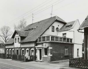 Neugersdorf, Wohnhaus mit Ladenanbau : Neugersdorf (Kreis Löbau-Zittau), Wohnhaus mit Ladenanbau, Käthe-Kollwitz-Straße 6, Ende 19. Jahrhundert, Straßenansicht