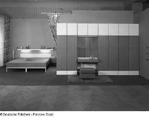 Musterschlafzimmer : Erfurt. Musterschlafzimmer (1972; Möbelkombinat Erfurt (MKE)). Doppelliege, Wandbord und Wäscheschrank
