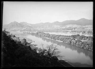 Bad Honnef. Blick über den Rhein zur Burg Drachenfels