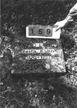 Grabstein 159 (Index: 100106337) Material: Kunststein Zustand: gut Maße HxBxT: 41x50x5 cm Beschreibung: liegende breitrechteckige Platte: Grabstein 159