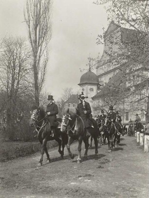 Osterreiter vor Kloster Marienstern : Osterreiter vor der Westfassade der Klosterkirche und der Abtei des Zisterzienserinnenklosters Marienstern