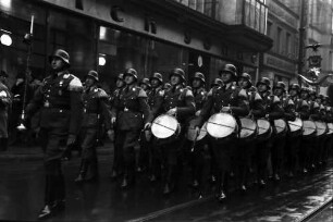 Berlin: Marschkolonne mit Trommlern