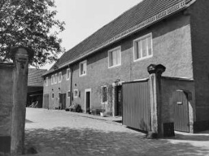 Cossebaude-Gohlis, Dorfstraße 11. Dreiseithof (1802). Wohnstallhaus
