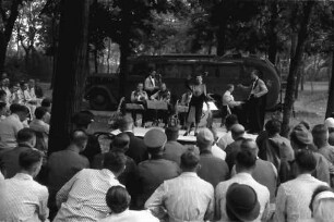 Bukarest: UfA-Truppe, Publikum und Bühne, näher mit Trude Hesterberg