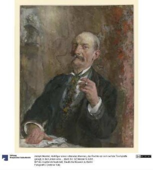 Halbfigur eines sitzenden Mannes, die Rechte vor sich auf die Tischplatte gelegt, in der Linken eine Zigarette haltend