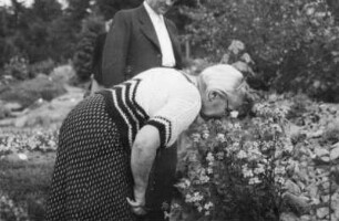 Eva Klemperer im Botanischen Garten in Schellerhau. Papier; 6,1 x 8,9 cm. Aufnahme: Hans Lindner, 1951. Dresden: SLUB Mscr.Dresd.App.Klemperer,Hadwig