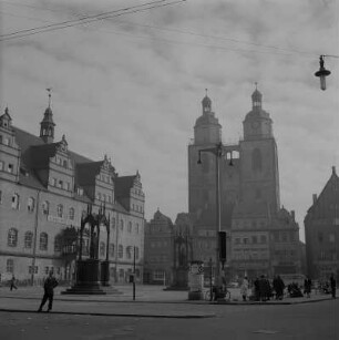 Wittenberg. Marktplatz mit Rathaus, Bürgerhäusern, Denkmäler Martin Luthers (Entwurf von Schadow) und Philipp Melanchthons (von Drake) und Stadtkirche