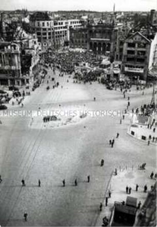 Eine Ost-Berliner Polizistenkette markiert die Grenze zwischen dem sowjetischen und dem britischen Sektor am Potsdamer Platz