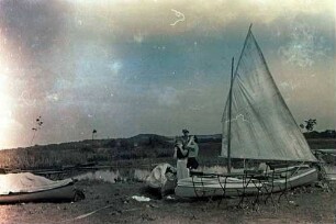 Worpswede: Paddelboot mit Segel auf Ufer