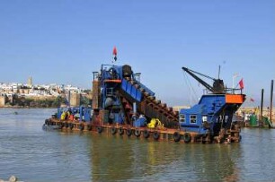 Schwimmbagger im Hafen von Rabat : Ein Schwimmbagger wird beim Ausbau des Hafens von Rabat eingesetzt, aufgenommen am 06.11.2008