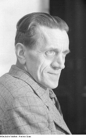 Porträtaufnahmen des Theaterregisseurs und Schauspielers Walter Schramm : Porträt Regisseur Walter Schramm