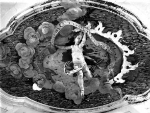 Putto mit Konsekrationsspruch