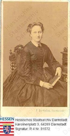 Waechter, Cornelie geb. Volhard (1848-1929) / Porträt, auf Stuhl sitzend, ein Buch in den Händen haltend, leicht linksgewandt, vorblickend, Kniestück