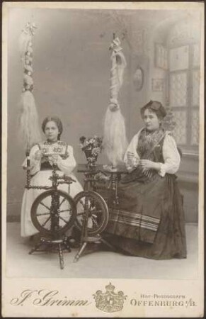 Tracht Offenburg, Mädchen und Frau mit Spinnrad.