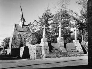 Saint-Gonnery. Kirche (1601/1700). Ansicht mit Friedhof und Kalvarienberg (1762)