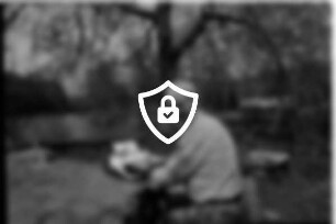 [Name maskiert] geboren 04.05.1935 in Bielefeld, gestorben 01.04.2020 in Rausdorf: Einwohner von Rausdorf: Menschenrechtler, Reiseschriftsteller, Bäcker- und Konditormeister: Aufnahme auf Terrasse bei seinem Wohnhaus, sitzend an Reiseschreibmaschine: hinten ehemaliger Mühlenteich