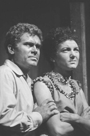 Szenenbilder aus "Eine Rosine in der Sonne", Schauspiel von Lorraine Hansberry mit Musik von Günter Hauk (Regie: Hans Dieter Mäde, Ausstattung: Peter Friede). Maxim-Gorki-Theater Berlin, 25.03.1963 (Premiere am 27.03.1963)