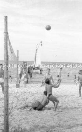 Volleyballspielen am Strand von Zingst