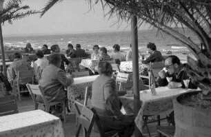 Timmendorfer Strand: Strandterrasse mit Gästen