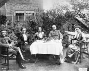 Paul von Hindenburg im Kreise der Familie an seinem 70.Geburtstag