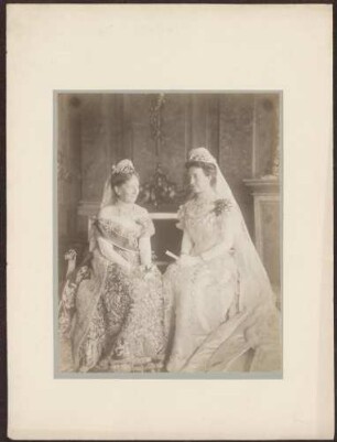 Großherzogin Luise und Kronprinzessin Viktoria von Schweden, Ganzfigur.
