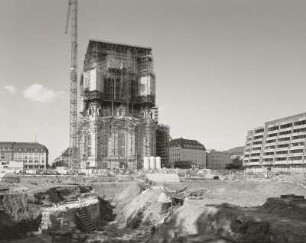 Frauenkirche : Frauenkirche. Wiederaufbau (beg. 1992). Blick über ein Grabungsfeld zur Südseite