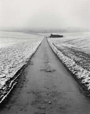Winterlicher Acker mit Straße