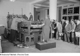 Vorstellung einer Textilmaschine der sowjetischen Sektion auf der Leipziger Herbstmesse 1954
