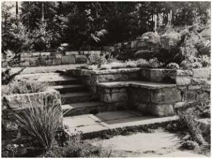 Garten von Bauer, Rhode: Steinbank und Treppe