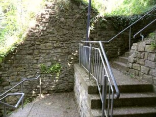 Stadtbefestigung-Ansicht im Osten-Stadtmauer von Nordosten ansteigend nach Südwesten zum Ochsengraben an der Oberstadt-Wehrgang im 18 Jh abgetragen