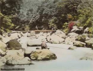 Brücke über den DOGASHIMA-Fluß, Angler
