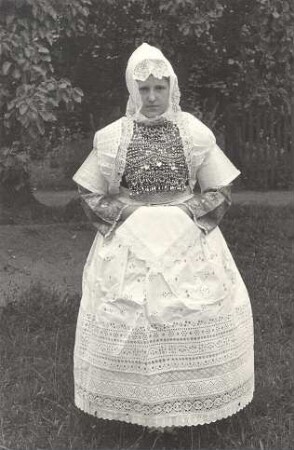 Brautführerin aus Seidewinkel : Kleidung - Hoyerswerdaer Tracht. Ort: Židźino / Seidewinkel. Brautführerin (zamama) oder eine verheiratete Taufpatin