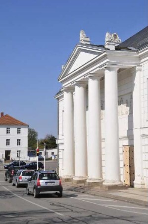 Putbus - Theater : Das klassizistische Theatergebäude. Aufgenommen am 20. April 2011 auf der Insel Rügen in Putbus