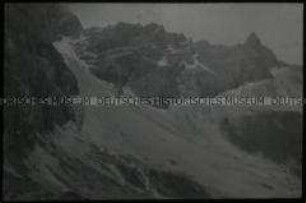 Blick auf die Berge Pflerscher Tribulaun und Goldkappl in den Stubaier Alpen