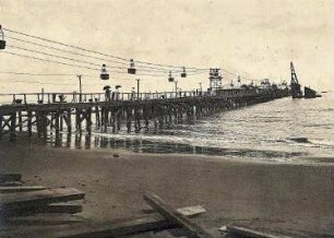 La Brea, Trinidad und Tobago. Landungsbrücke mit Industrieseilbahn für Asphalttransport vom Pitch Lake (Asphaltsee)