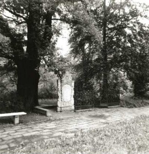 Spremberg. Georgenberg, Stadtpark. Inschriftengrabstein für Ehepaar von Loeben (gestorben 1745, 1761) und Rosengitter (1900)
