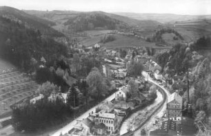 Glashütte in Sa. Blick von der Bastei : Glashütte. Stadtteilansicht mit Gleisanlagen und Müglitz