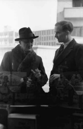 Bukarest: Carl Rothe und J. M. Sadoveanu, Schriftsteller, vor Schaufenster Libraria Buchholz