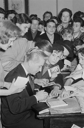 Der Sänger Francis Lorry beim Schreiben von Autogrammen
