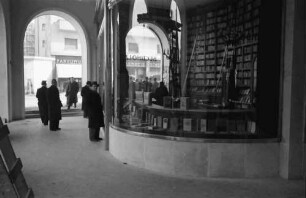 Bukarest: Libraria Buchholz, Fenster in den Kolonnaden