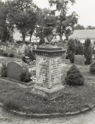 Grabmal für den Gürtler Carl Adolph Georgi (gestorben 1869) und Familie