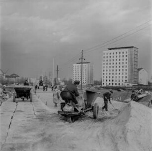 Dresden. Bauprojekt Prager Straße, Neugestaltung der Christianstraße, Blick nach Norden : Dreiradkipper, Dresden