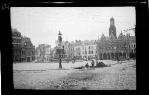 Saint-Quentin (Dep. Aisne, Frankreich): "Rathaus" mit Glocken- und Uhrturm (Distanzaufnahme)