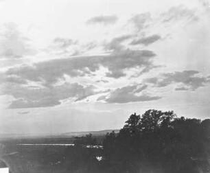 Sonnenuntergang : Sonnenuntergang (Sonnenuntergang über dem Elbtal). Albuminpapier; 17 x 21 cm (um 1870; A. Kotzsch). Leipzig: Privatbesitz